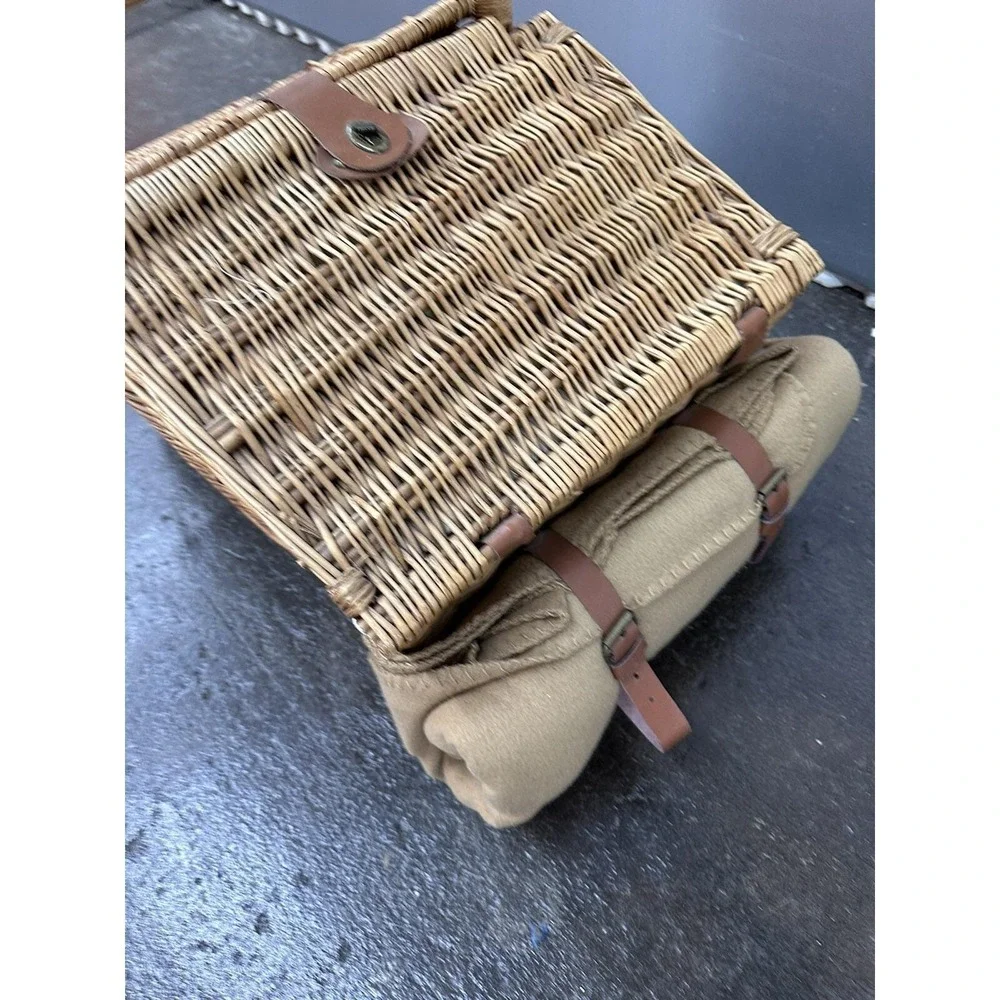 Picnic At Ascot Huntsman English-Style Willow Picnic Basket With Service For 4